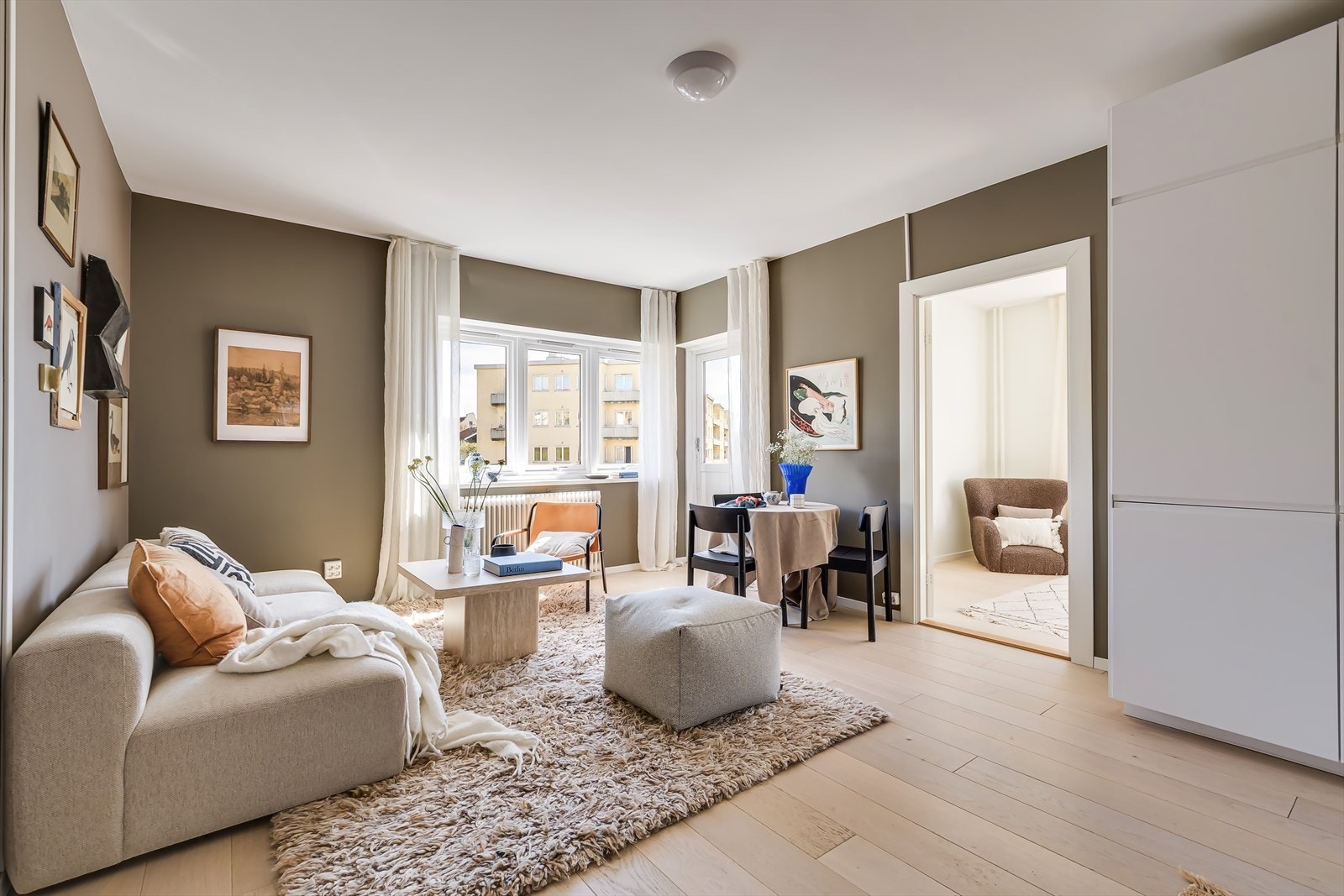 Det er gode innredningsmuligheter for sofa, spisebord og annet møblement. Galleribilde