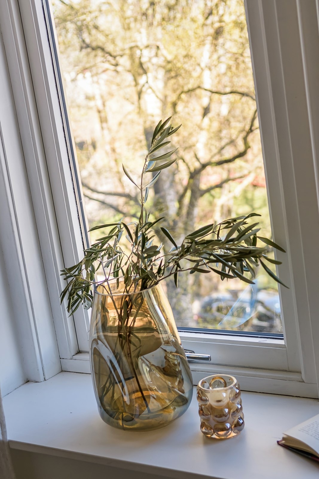 Dype vinduskarmer gir god plass til planter og pynt. Galleribilde