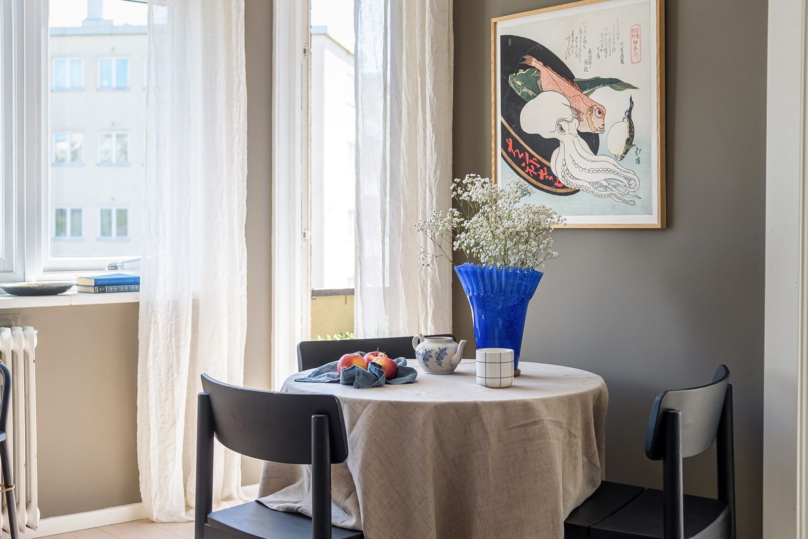 Det er plass til spisebord i rommet. Galleribilde