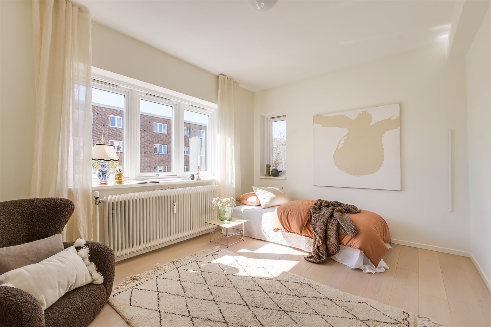 Stort soverom 2 med god plass til dobbeltseng og garderobeskap. Galleribilde