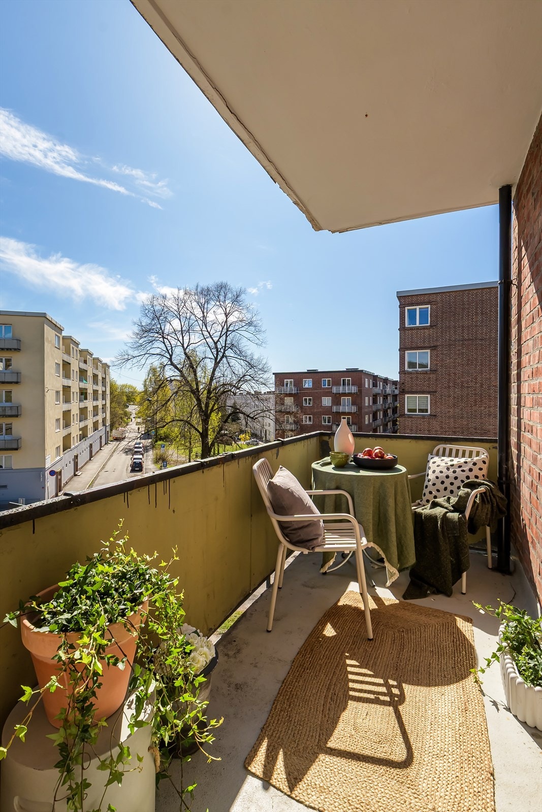 Fra stuen er det utgang til en herlig balkong på 5 m² Galleribilde