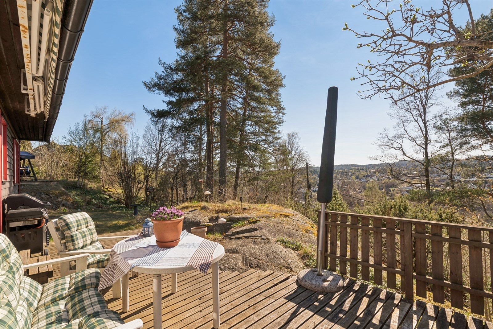 Solrik terrasse med flott utsyn Galleribilde