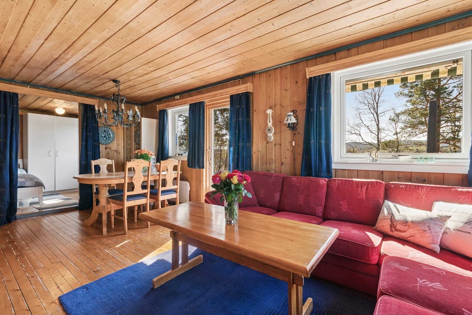 Stue med store vindusflater og godt lysinnslipp Galleribilde