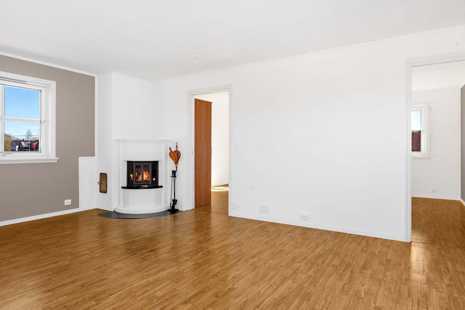 Koselig med vedfyrt peisovn i stuen, den kommer godt med når kulden setter inn igjen... Galleribilde