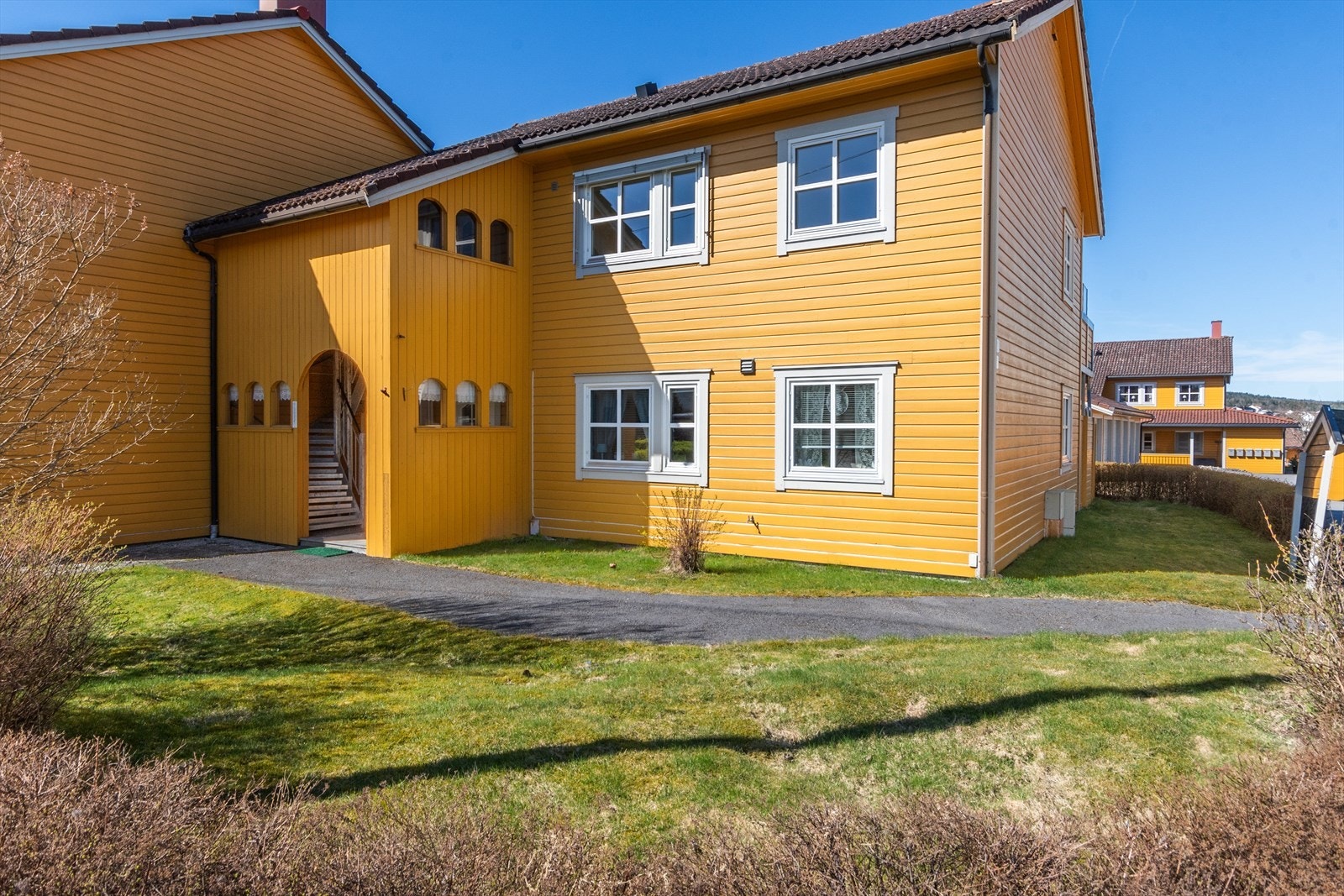 Inngangspartiet - her er det en spiraltrapp opp til leiligheten. Galleribilde