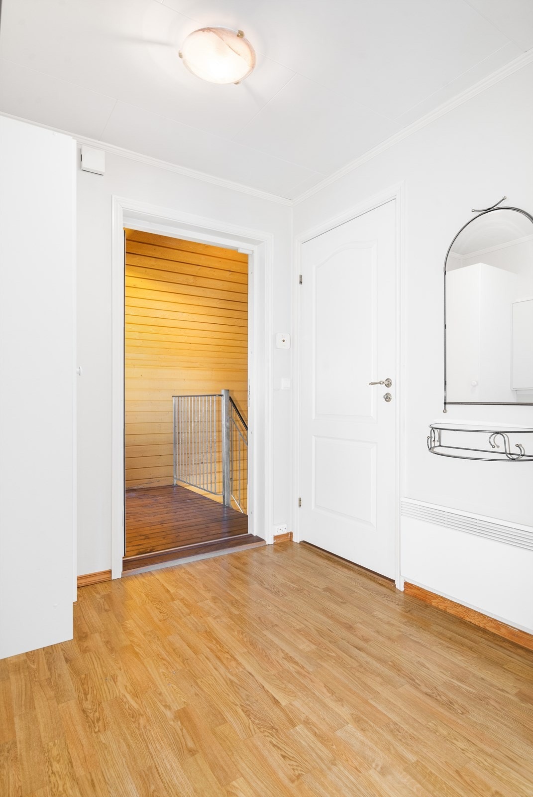 I gangen er det også dør inn til en bod - praktisk med muligheter for å dytte vekk ting man ikke bruker hele tiden. Galleribilde