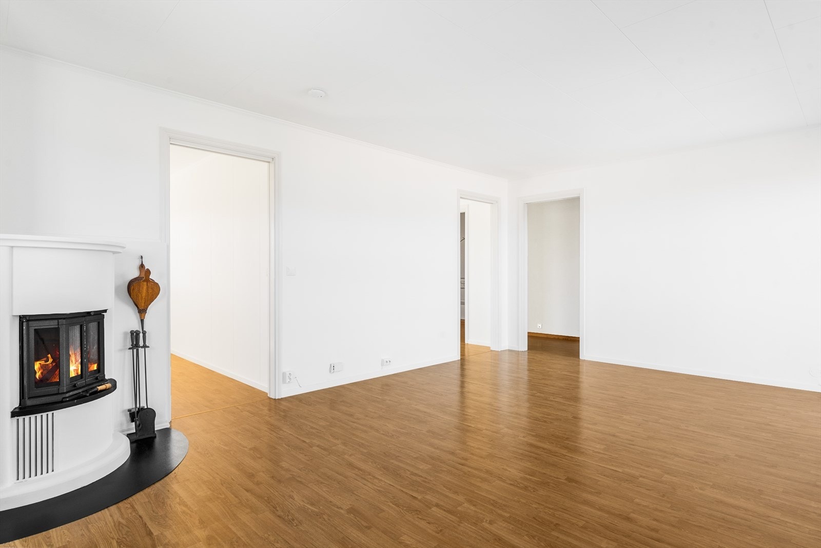 Stuen er romslig og det er muligheter for å ha en koselig spisesplass her også. Galleribilde