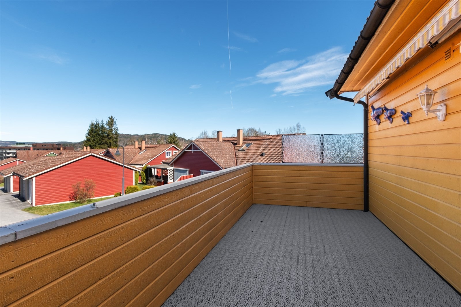 Her er det elektrisk markise over deler av terrassen, så her kan man nyte dagene tross litt sommerregn. Galleribilde
