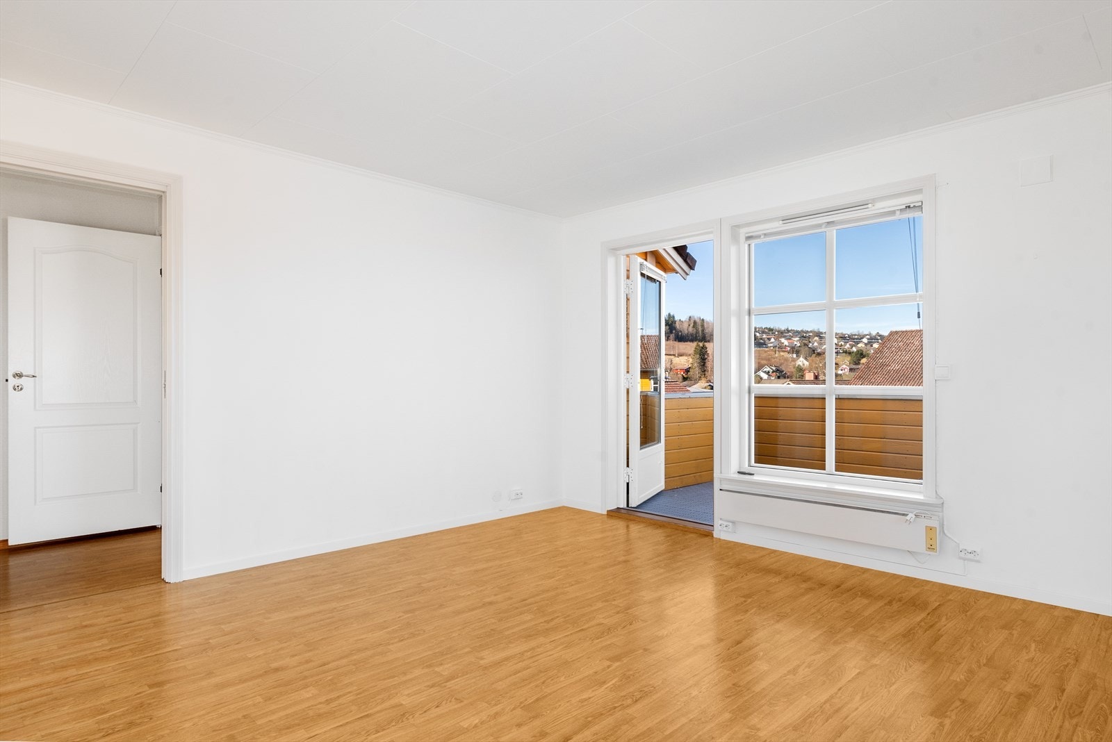 Fra stuen er det utgang til solrik balkong på 13 m2! Galleribilde