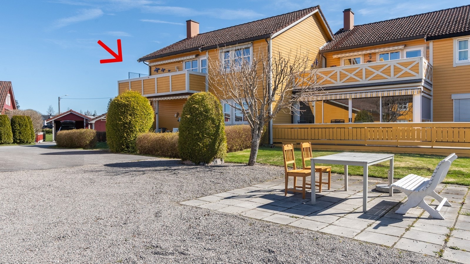 Fellesarealer er koselig opparbeidet med prydbusker og plenarealer ! Galleribilde