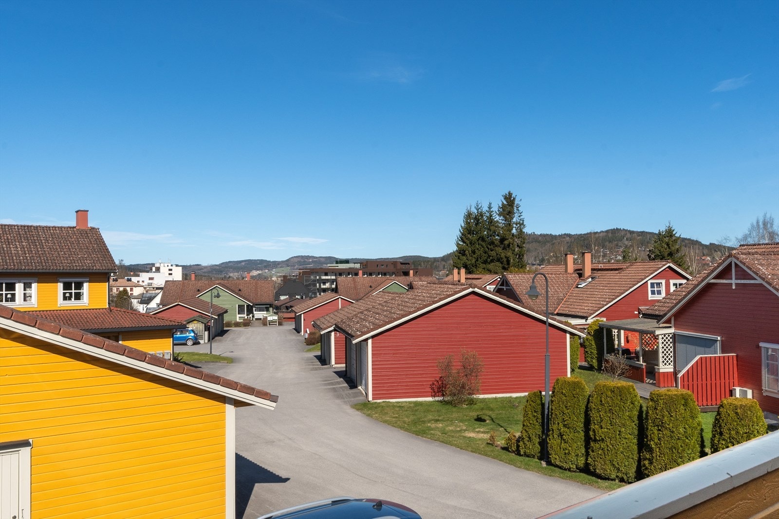 Området har spredt bebyggelse av småhus og leiligheter. Kort vei til togstasjonen :-) Galleribilde