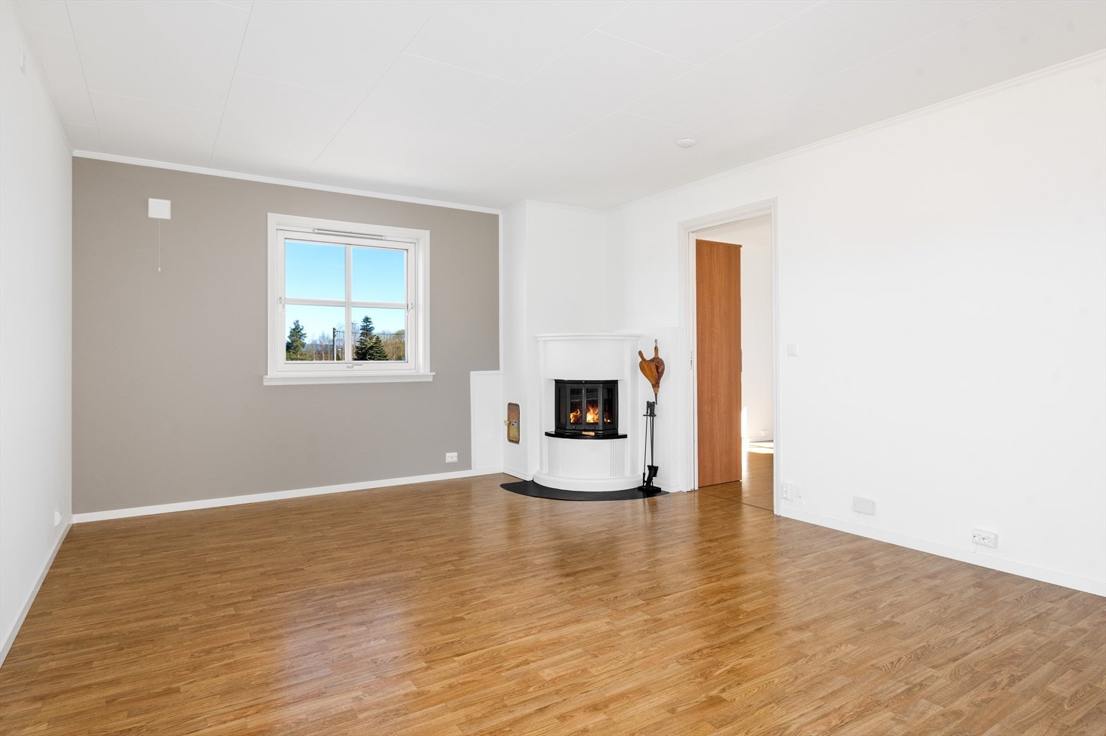 Fra stuen er det inngang med skyvedør inn til det minste soverommet. Galleribilde