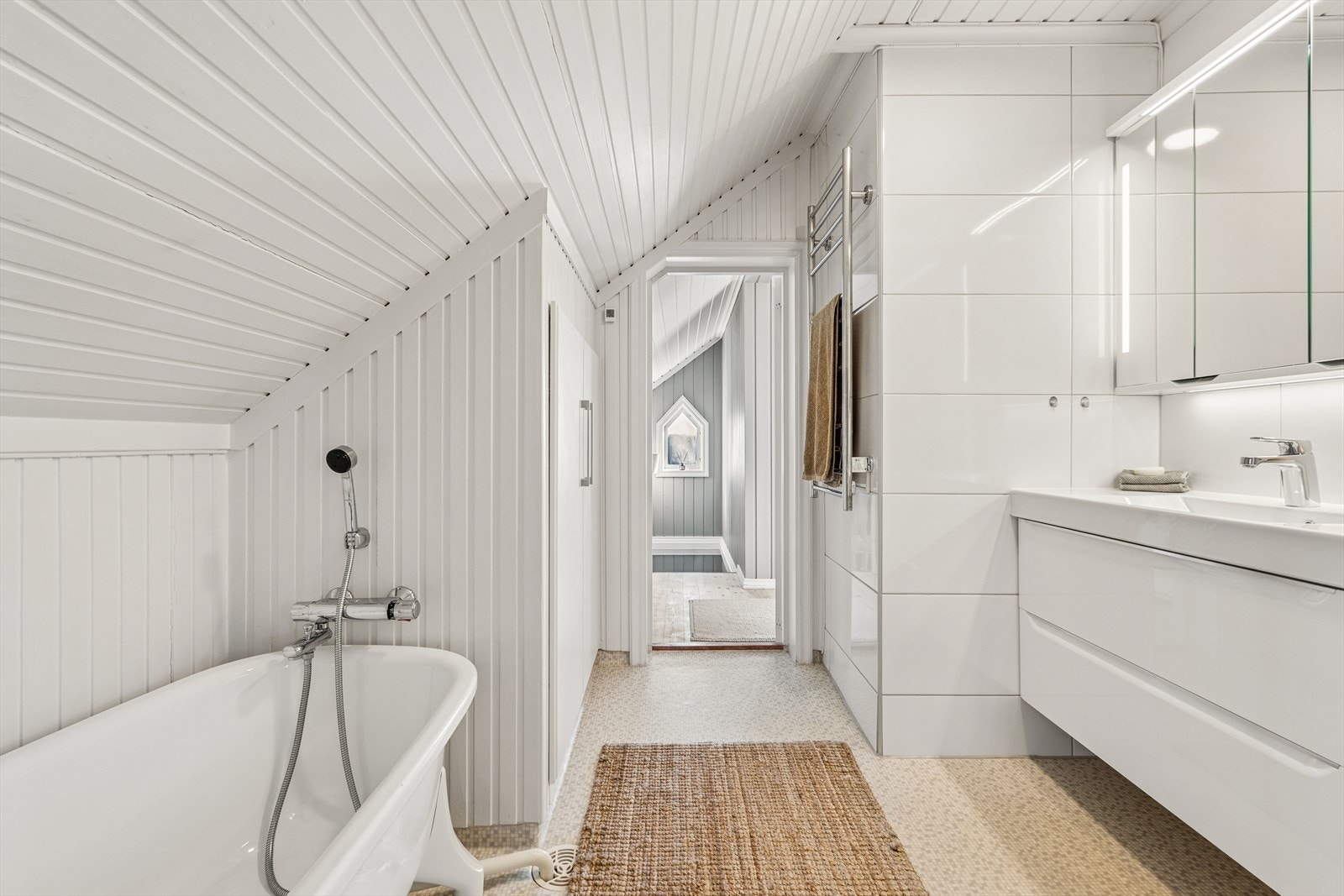 Badet i andre etasje har både et frittstående badekar på klover og et separat dusjkabinett. Galleribilde