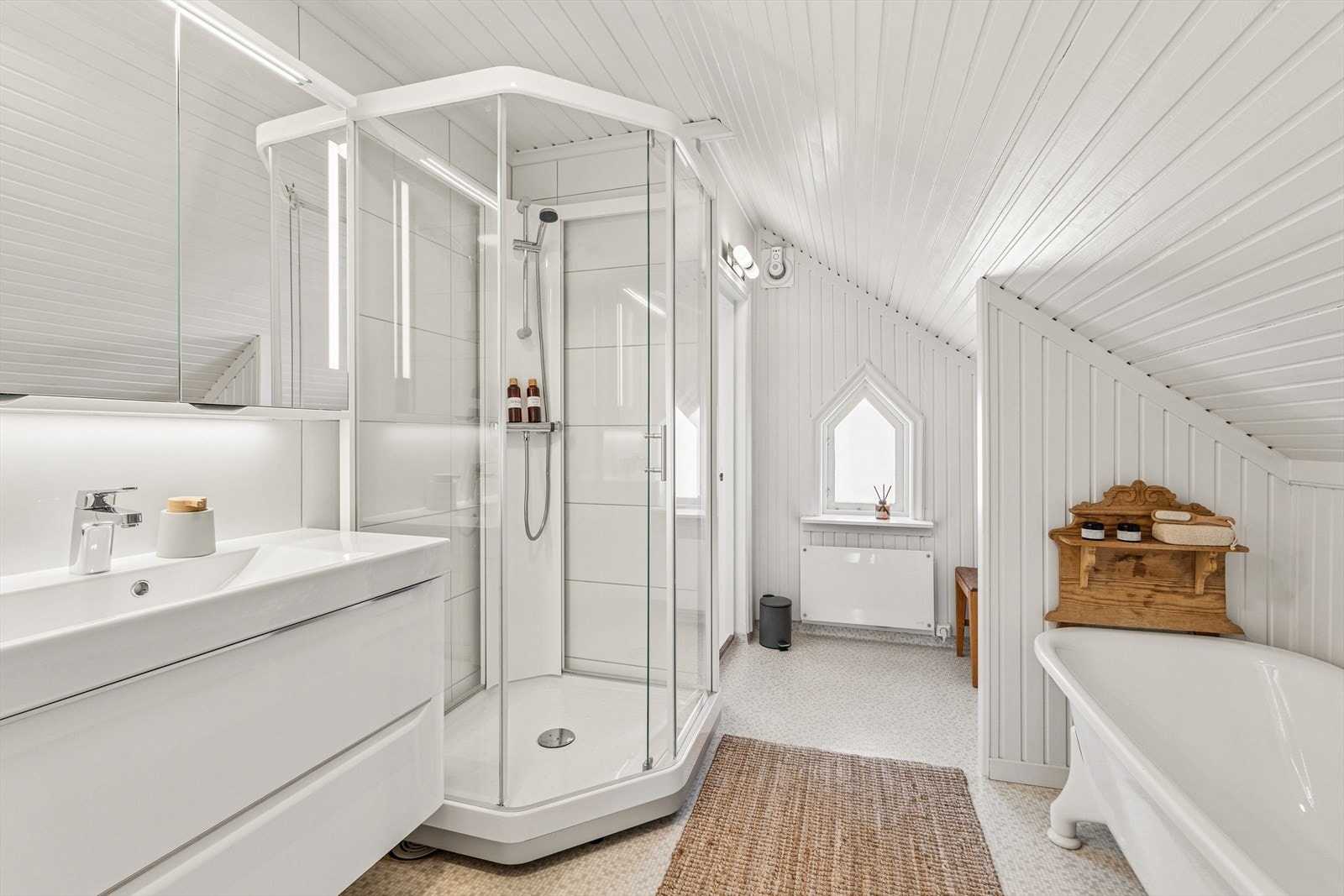 Dusjkabinettet ble installert i 2021. Badet har også opplegg for vaskemaskin. Galleribilde