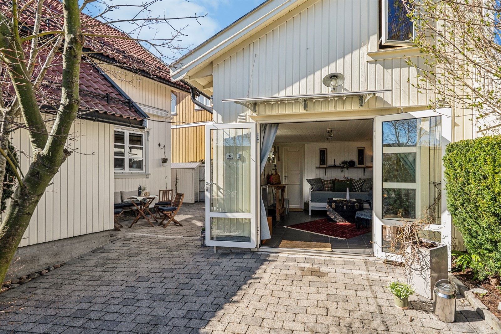 På eiendommen står et vesentlig oppgradert uthus med flere bruksmuligheter. Galleribilde