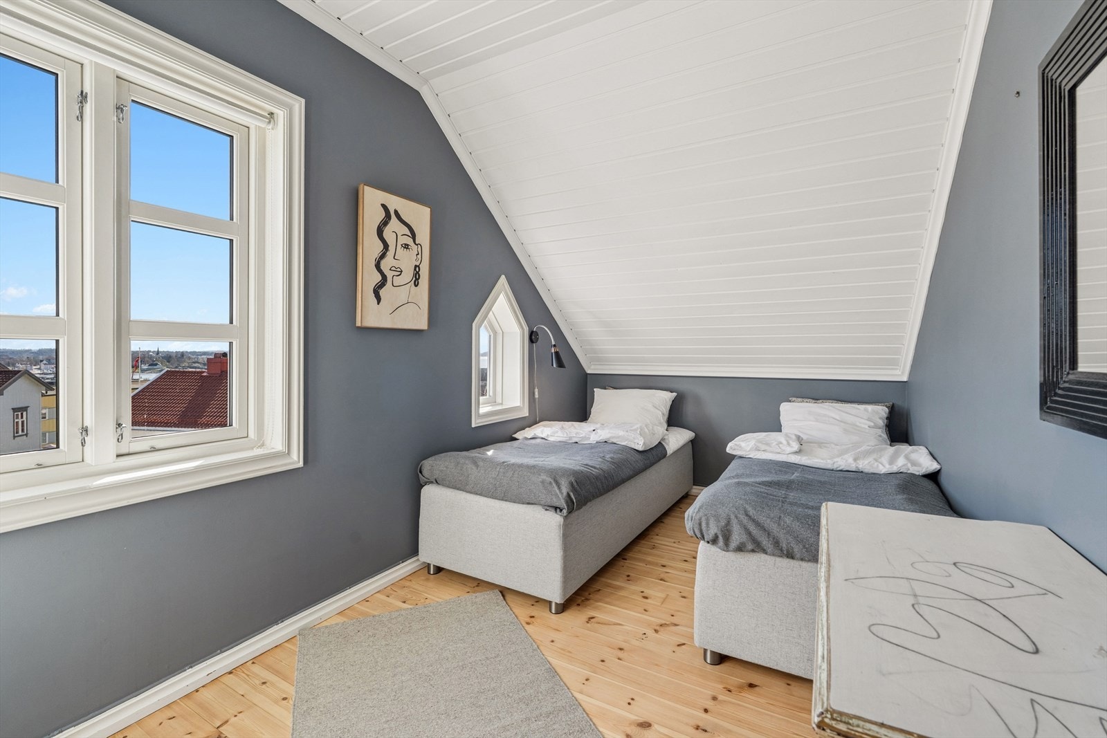 Det andre soverommet i etasjen passer godt som barnerom, gjesterom eller kontor. Galleribilde