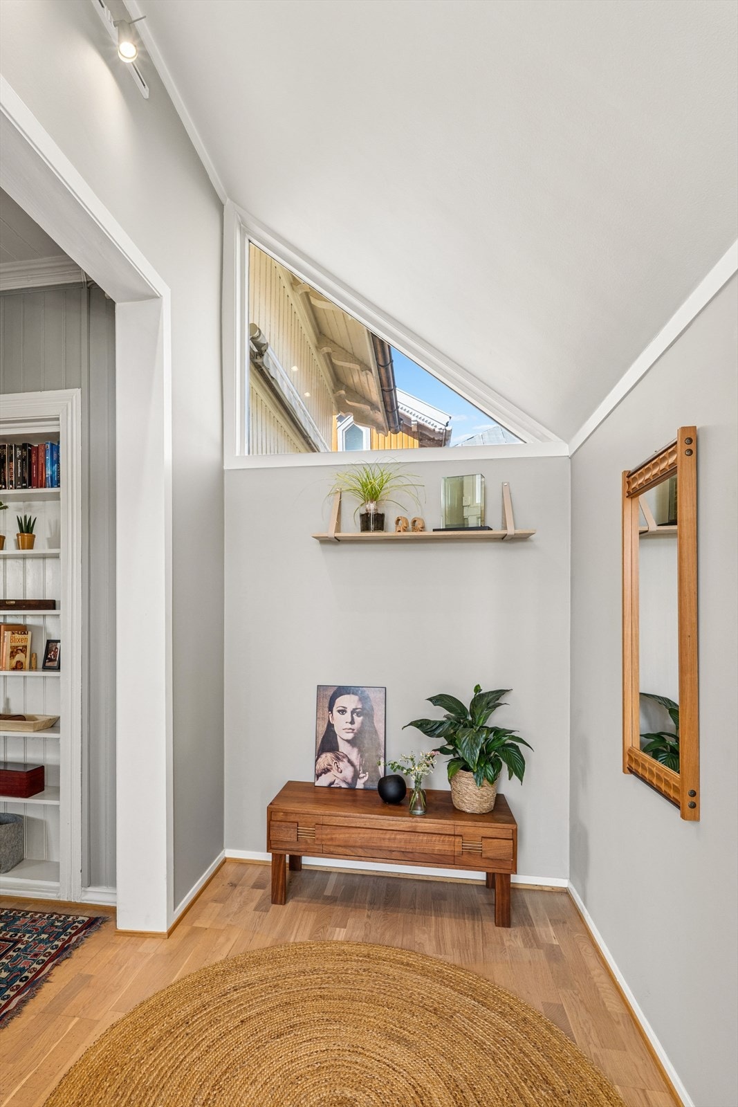 Fra gangen åpner boligen seg opp mot stuen og trappeløpet til andre etasje. Galleribilde