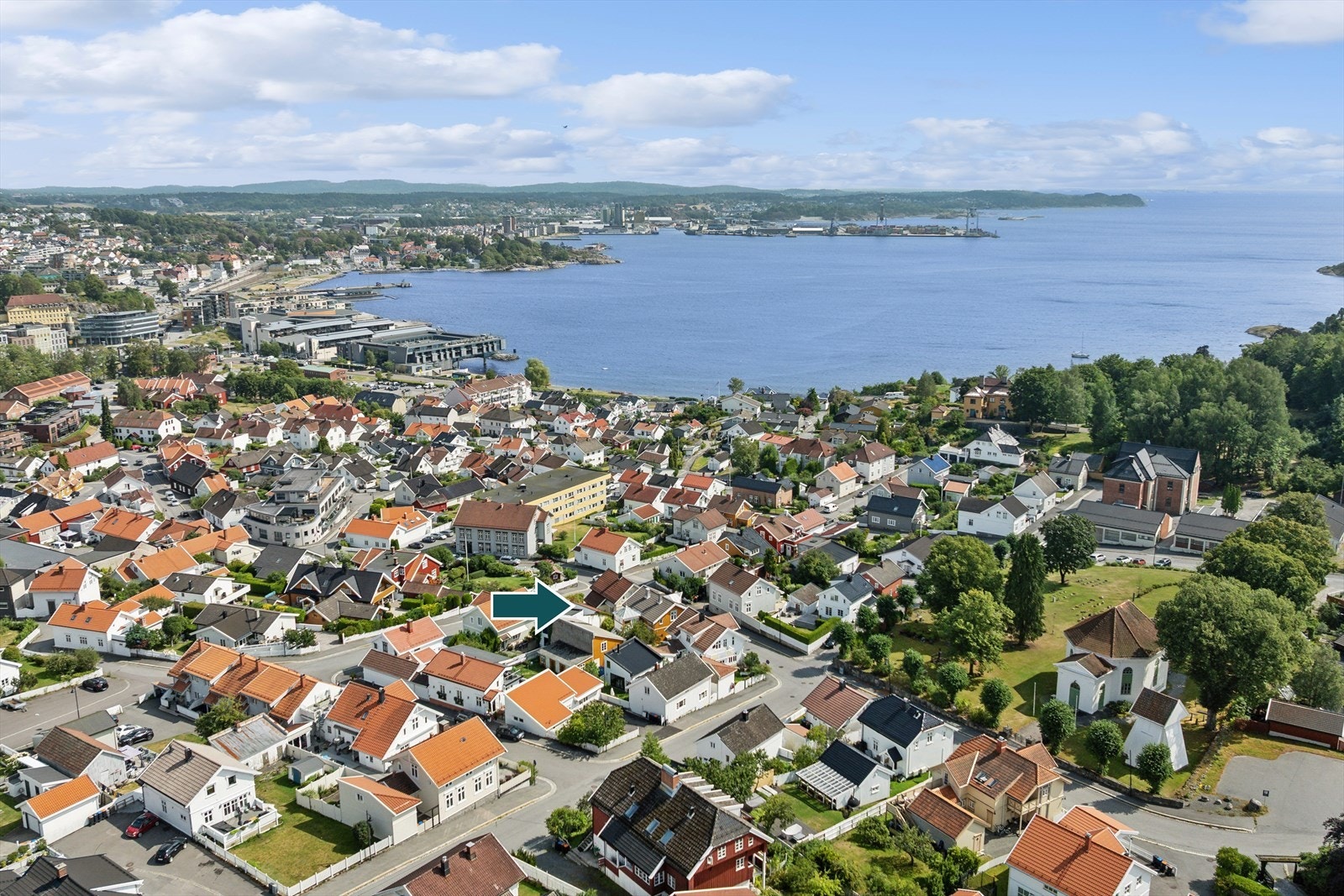 Eiendommen har en sentral og attraktiv beliggenhet på Langestrand, med nærhet til sjøen og sentrum. Galleribilde