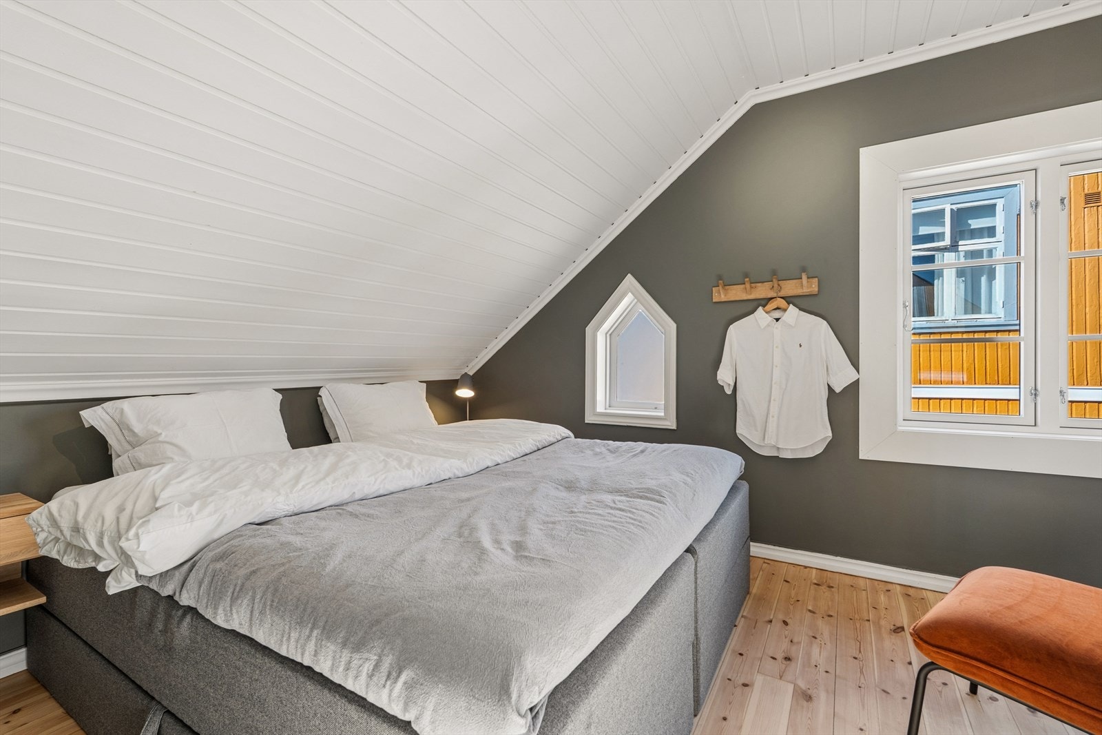 Hovedsoverom med god plass til dobbeltseng. Veggene ble helsparklet i 2023. Galleribilde