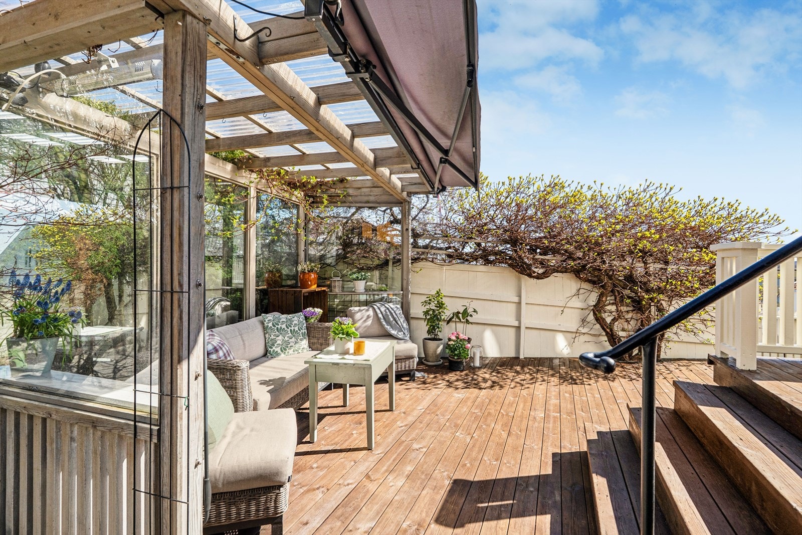 Eiendommen byr på flere private og skjermede uteplasser, inkludert en takoverbygget terrasse som forlenger sommersesongen. Galleribilde