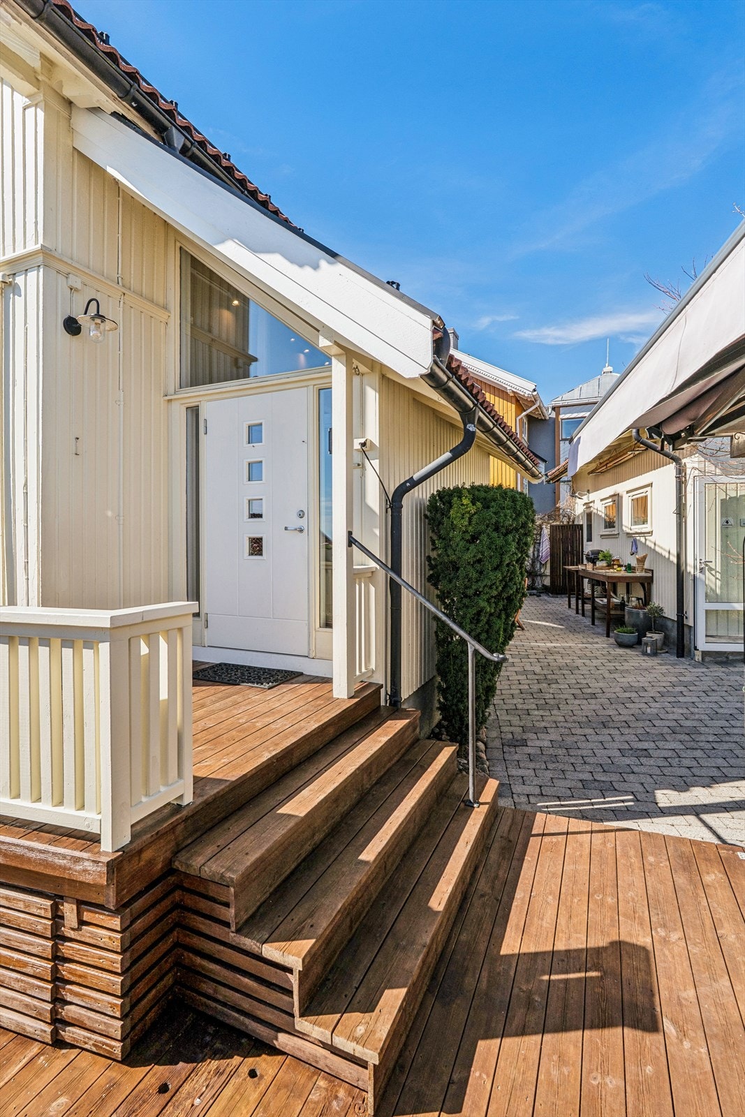 Inngangspartiet, tilbygget i 1980, leder inn til en lys og funksjonell entré. Galleribilde