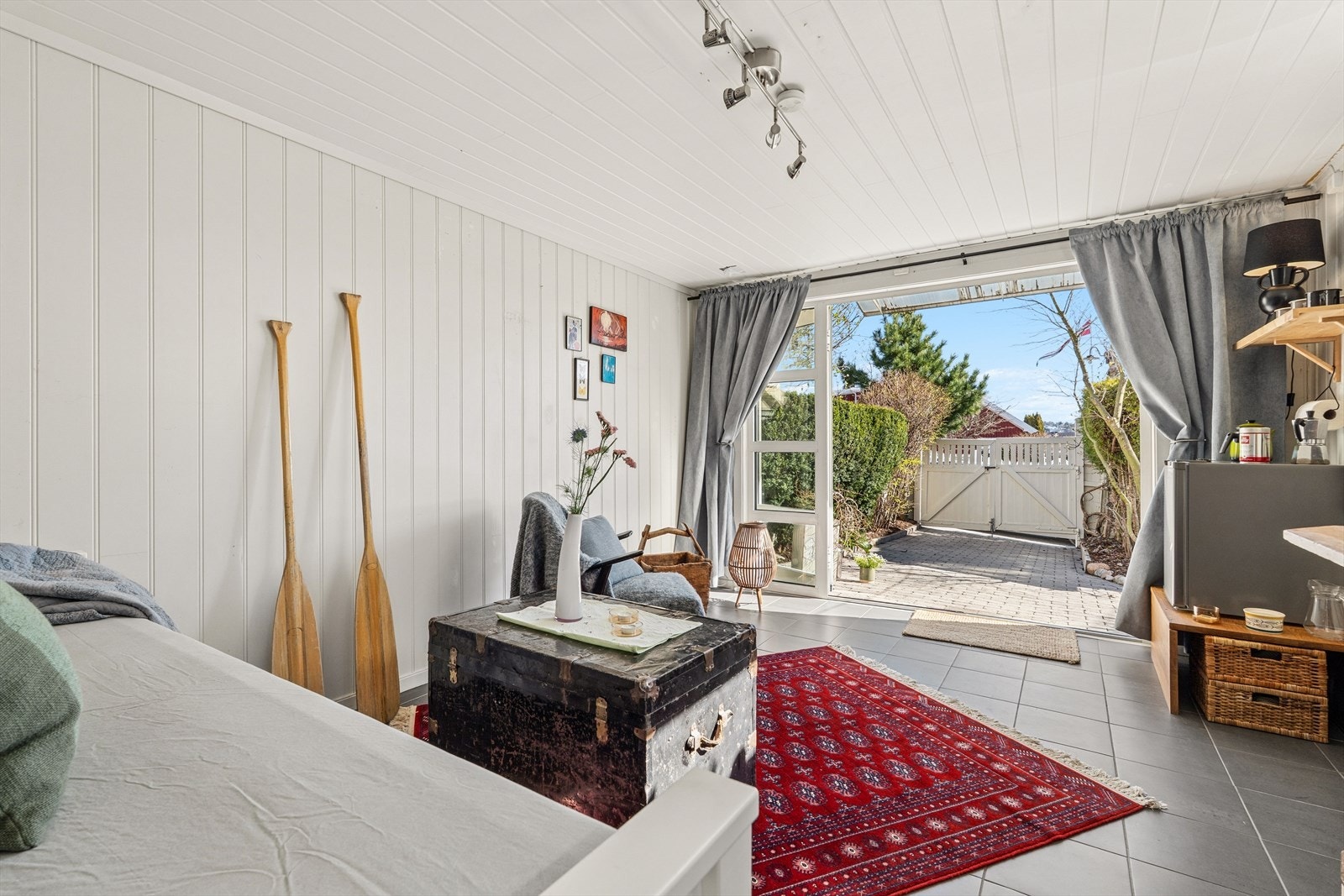 Doble terrassedører åpner rommet opp mot den steinbelagte uteplassen. Galleribilde