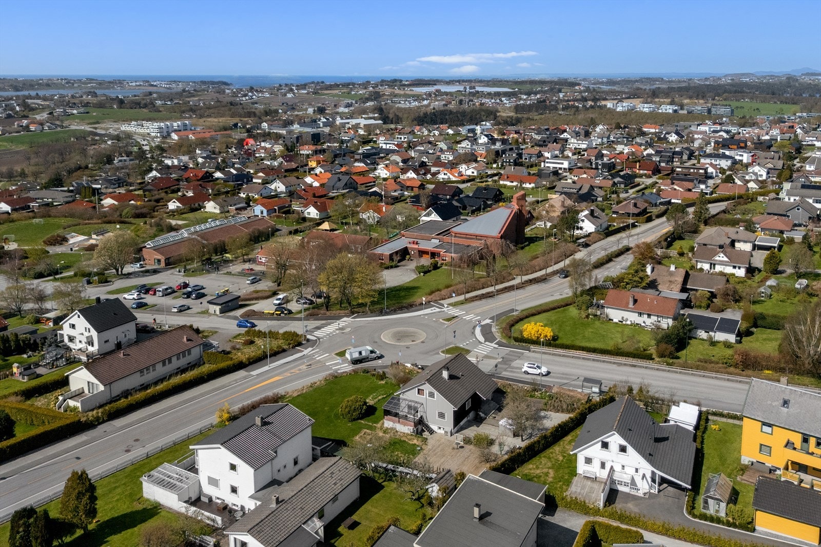 Nærområdet byr på flere skoler og barnehager, som Madlavoll skole og Rognebærhagen barnehage. Galleribilde