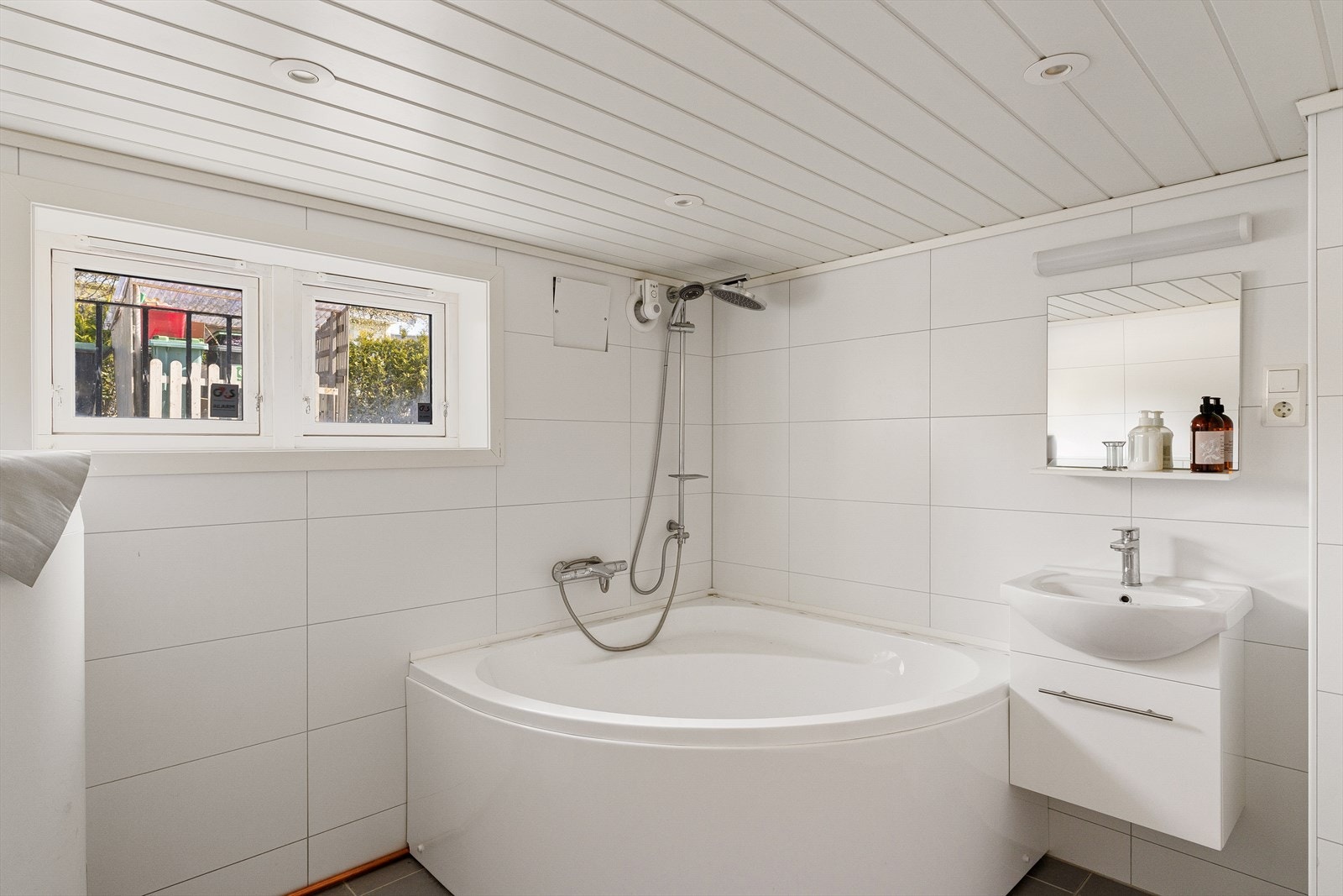 Badet er utstyrt med hjørnebadekar, vegghengt toalett og en varmtvannsbereder på ca. 200 liter fra 2013. Galleribilde