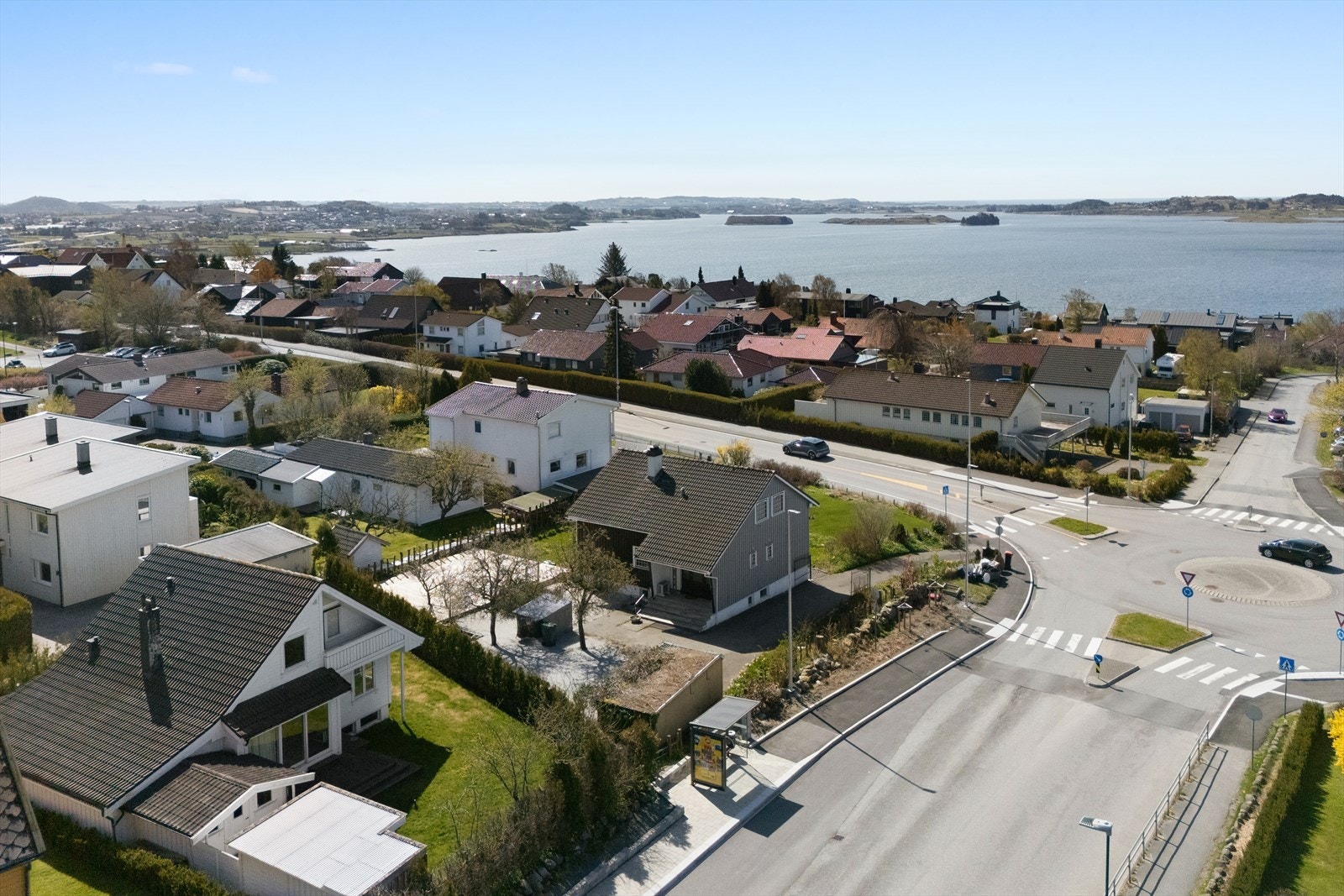 En attraktiv beliggenhet med nærhet til både byliv, natur og sjø. Galleribilde