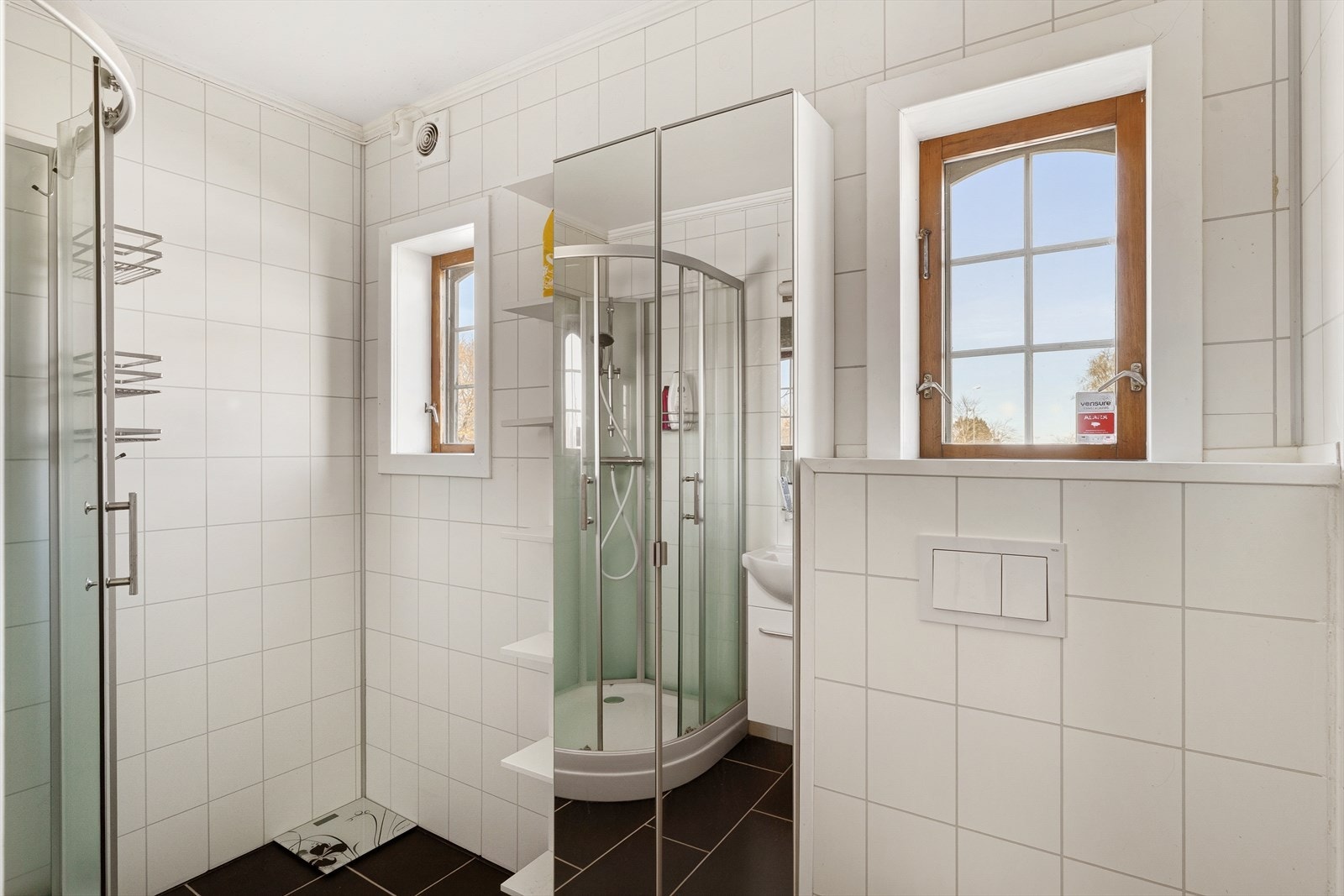 Badet i første etasje er fra ca. 2013 og har vegghengt toalett med skjult sisterne. Galleribilde