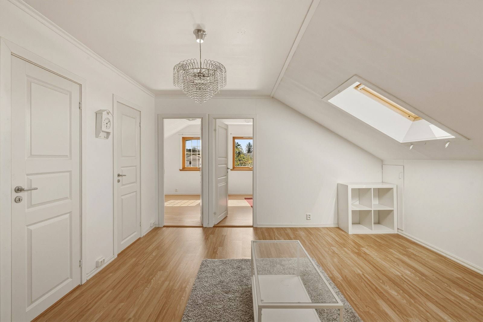 Loftstuen har laminatgulv og vegger med panel og tapet. Galleribilde