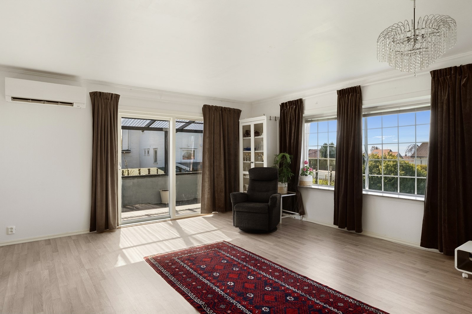 Fra stuen er det direkte utgang til en overbygd balkong via en skyvedør i tre fra 2019. Galleribilde