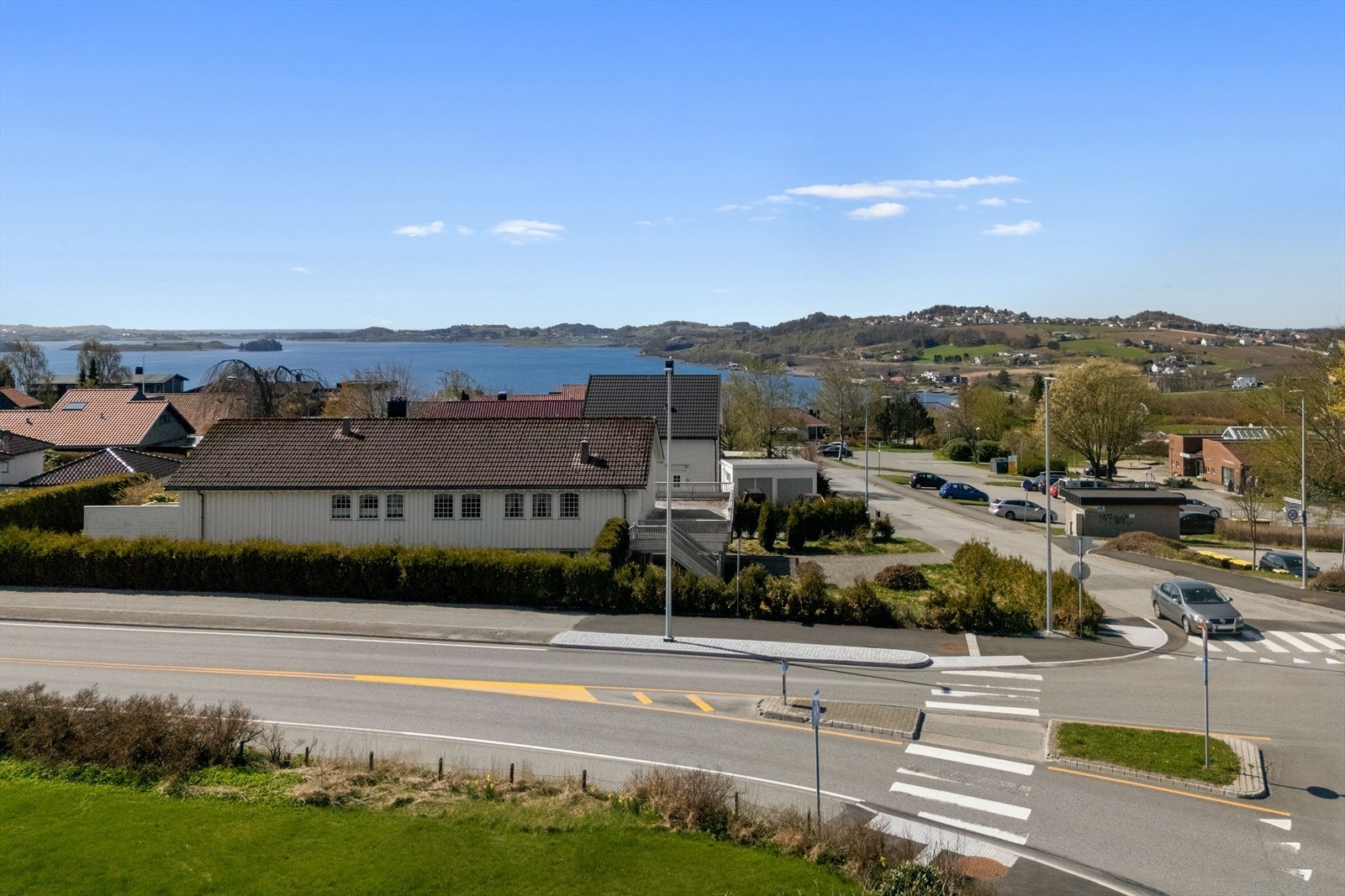 Fra eiendommen er det fin utsikt over nærområdet og Hafrsfjord. Galleribilde