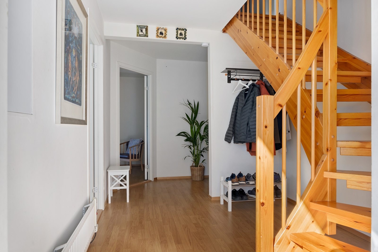 Entréen i første etasje har laminatgulv og en solid tretrapp som leder opp til hovedoppholdsrommet. Galleribilde