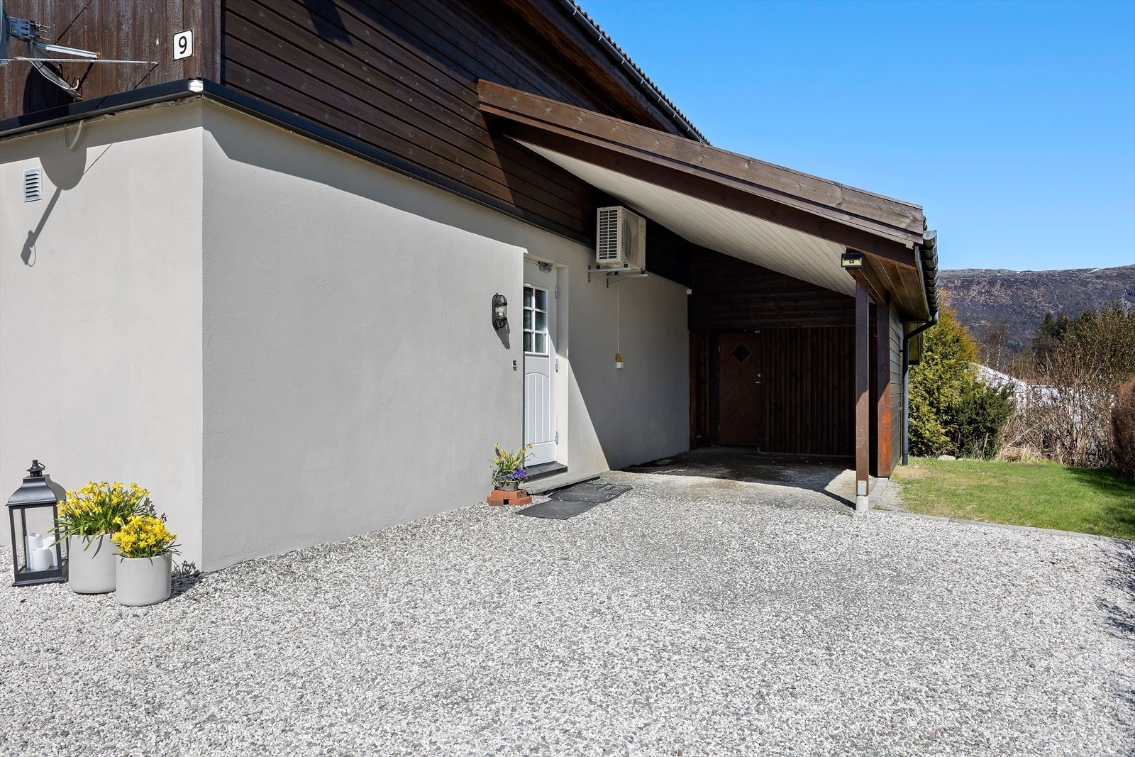 Parkering i egen carport, med en praktisk bod i tilknytning for ekstra lagring. Galleribilde