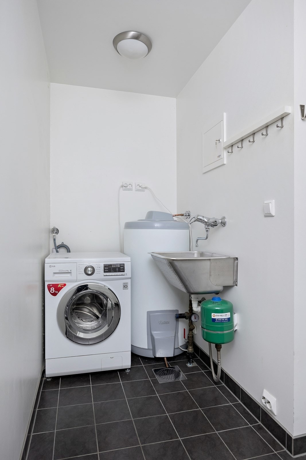 I tilknytning til badet er det en praktisk vaskeromsdel med opplegg for vaskemaskin, utslagsvask og varmtvannsbereder. Galleribilde