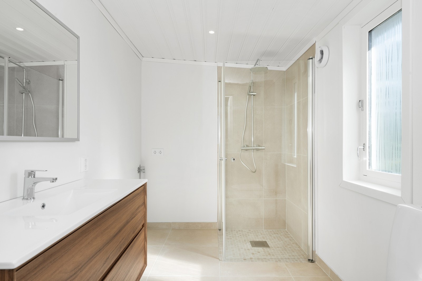 Badet i hytta er stilfullt og praktisk Galleribilde