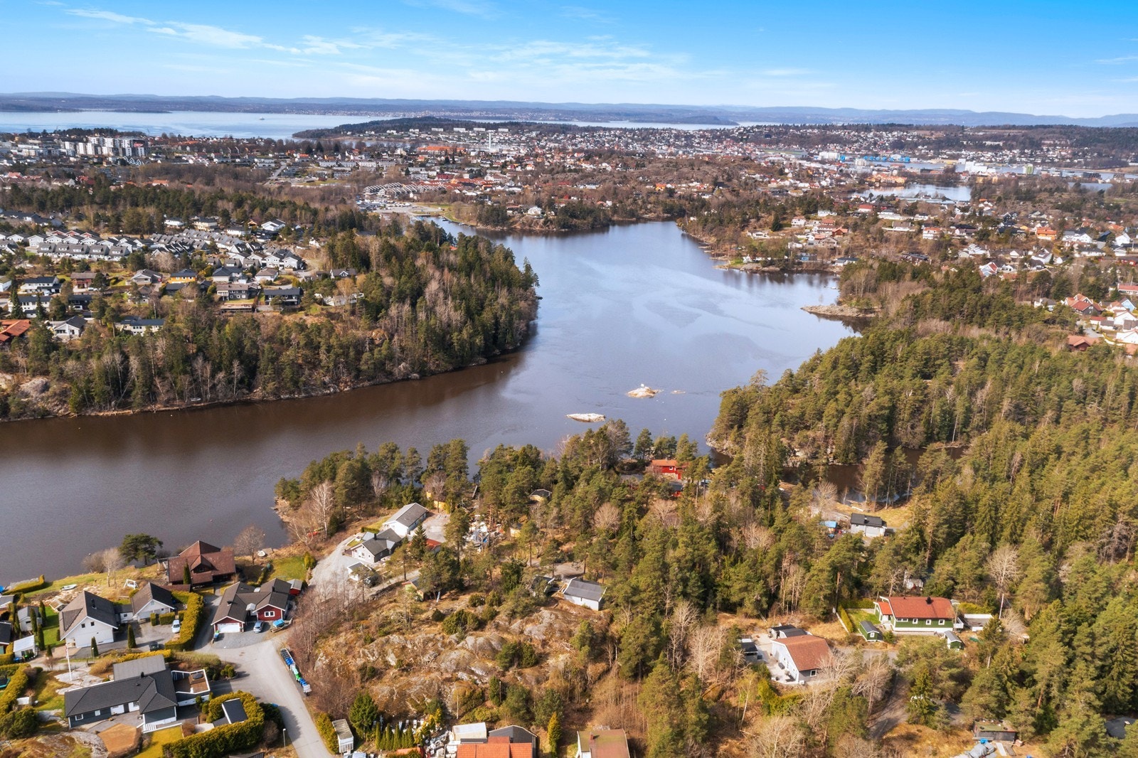 En idyllisk beliggenhet med utsikt over vannet og omkringliggende områder. Galleribilde