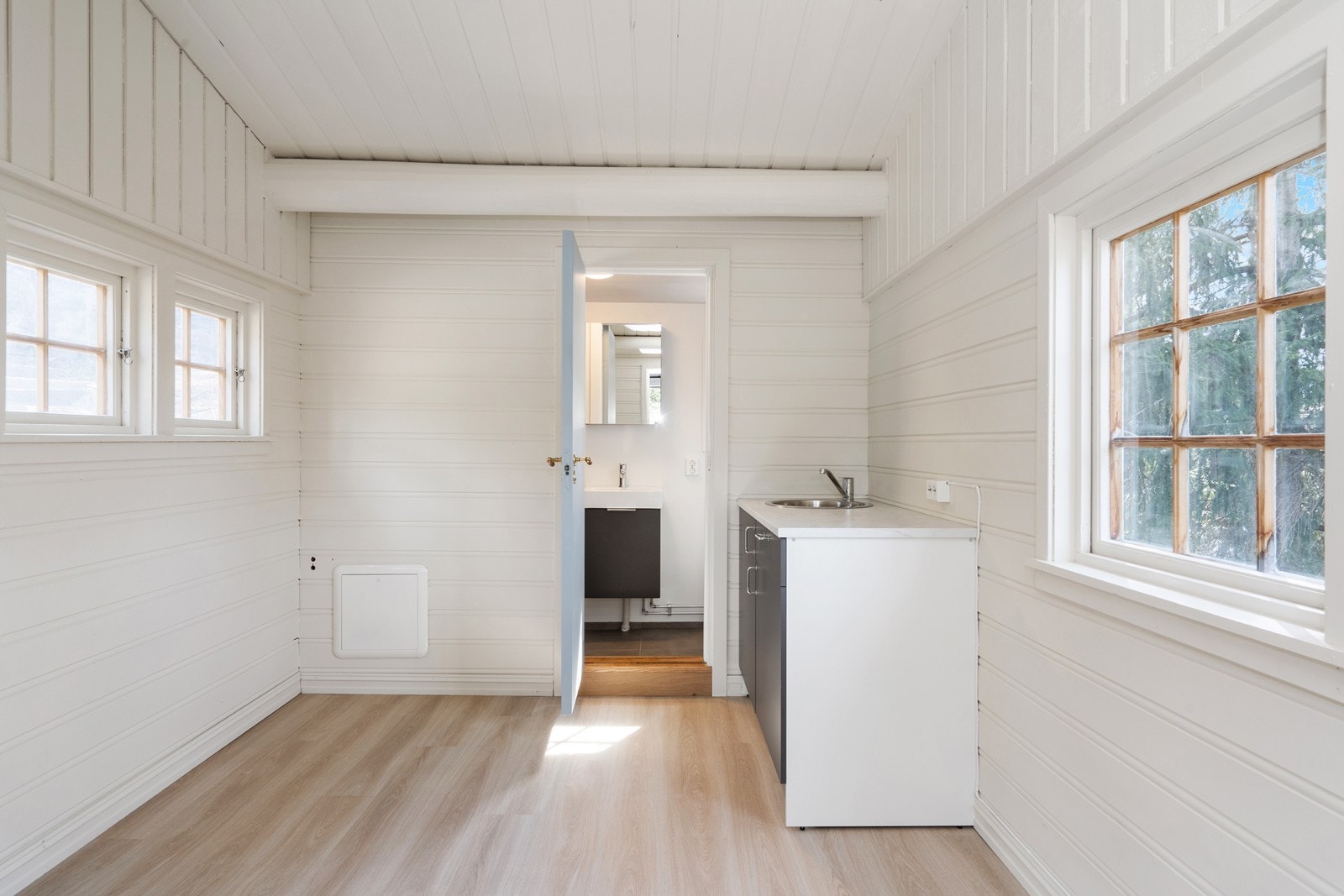 Uthuset/annekset er innredet og omgjort uten byggemelding til kommunen og uten at nødvendig godkjennelse er gitt. Galleribilde