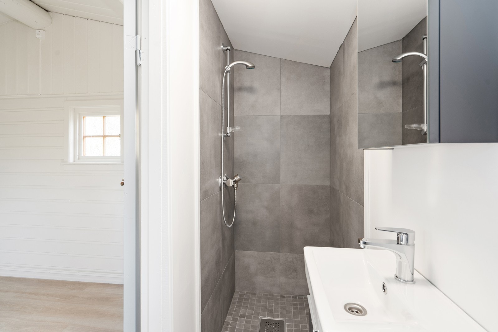 Topp moderne bad, lite men akkurat hva man behøver på ei hytte Galleribilde