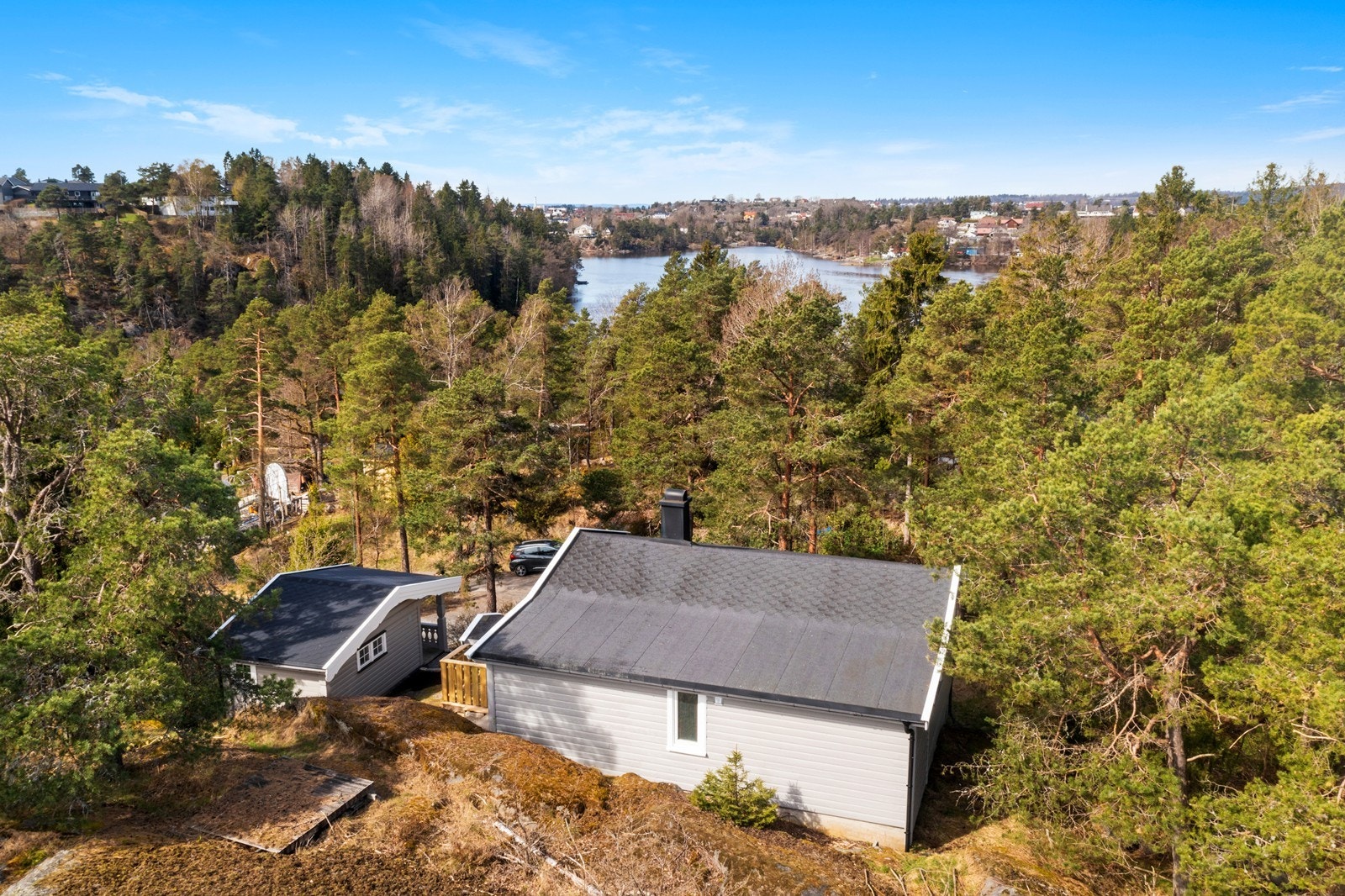 Oversikt over eiendommen og dens plassering i det grønne landskapet. Galleribilde