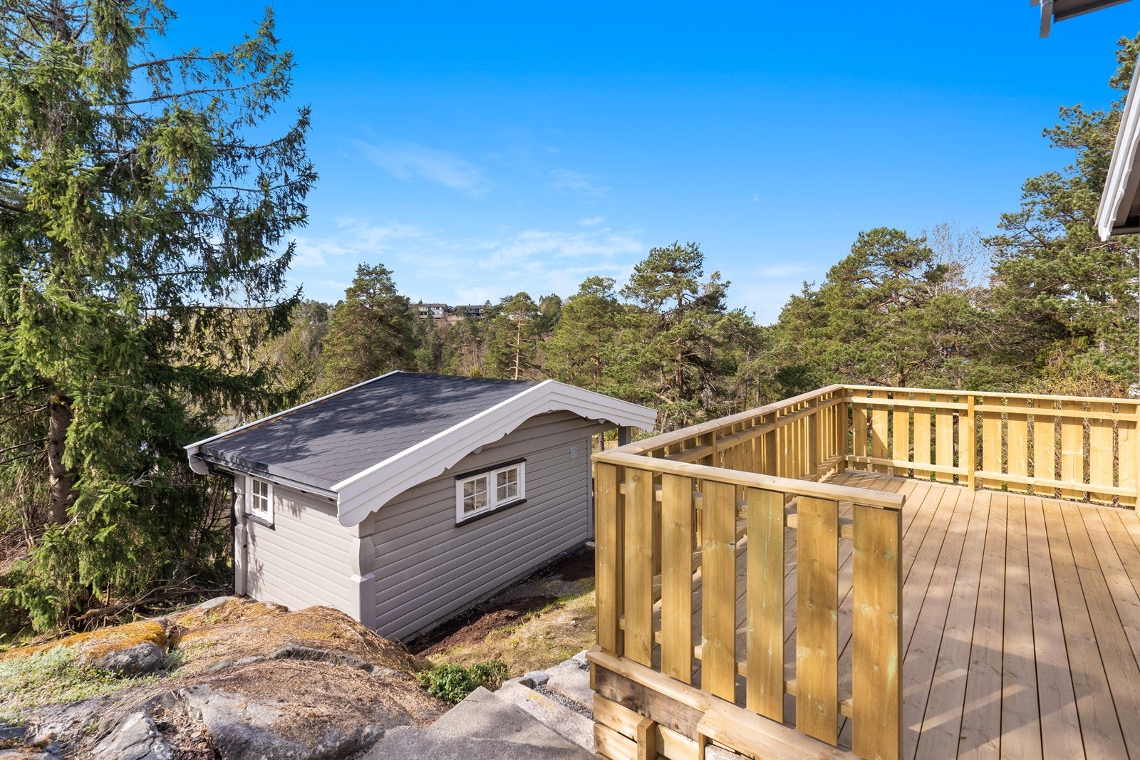 Eiendommen ligger på en festet naturtomt med en nybygget veranda på 11 m² ved inngangspartiet. Galleribilde