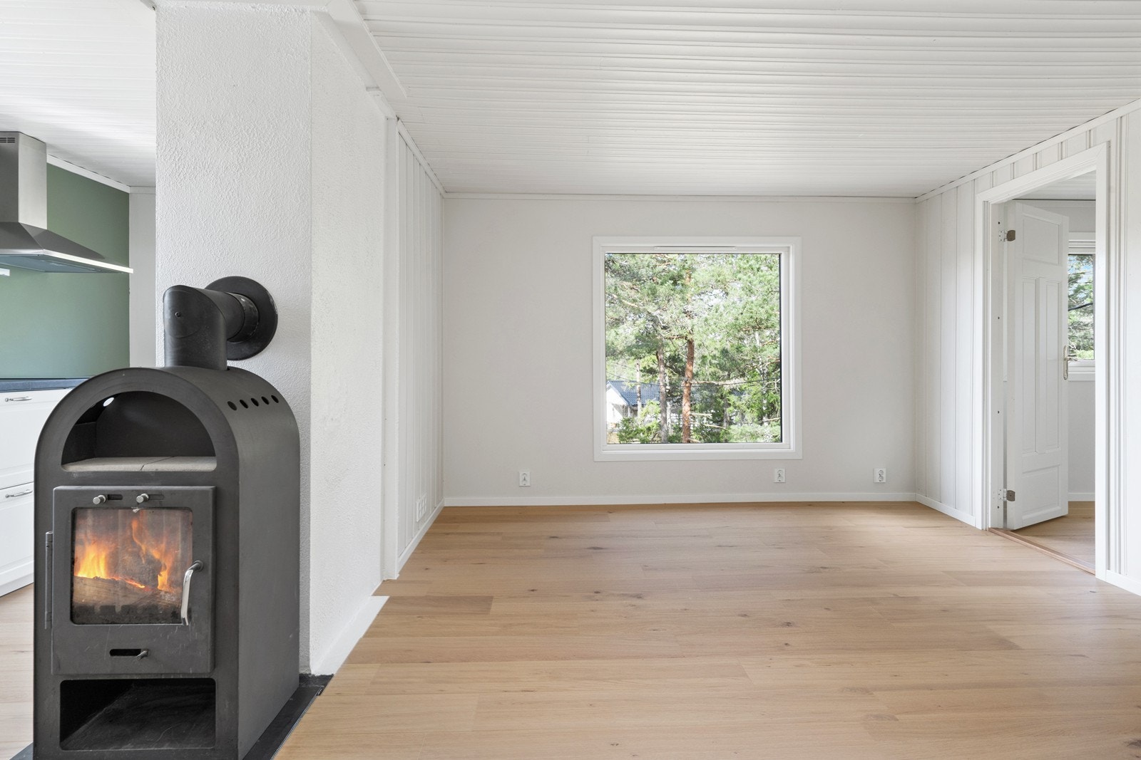 Stuedelen har plass til en sofagruppe. Varmefolie i gulvet gir jevn og behagelig varme i hele oppholdsrommet. Galleribilde