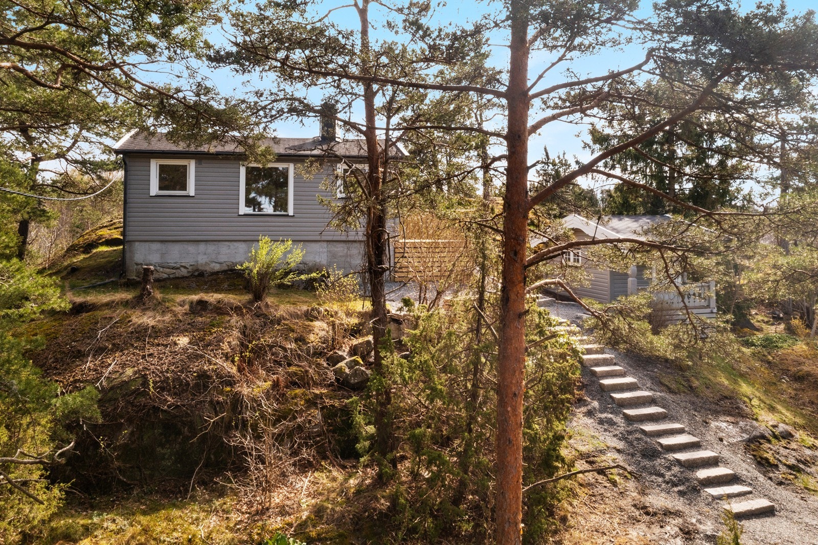 Hytta ligger høyt og fritt på en skrånende naturtomt med synlig fjell. Et eldorado for barn å leke her med venner Galleribilde