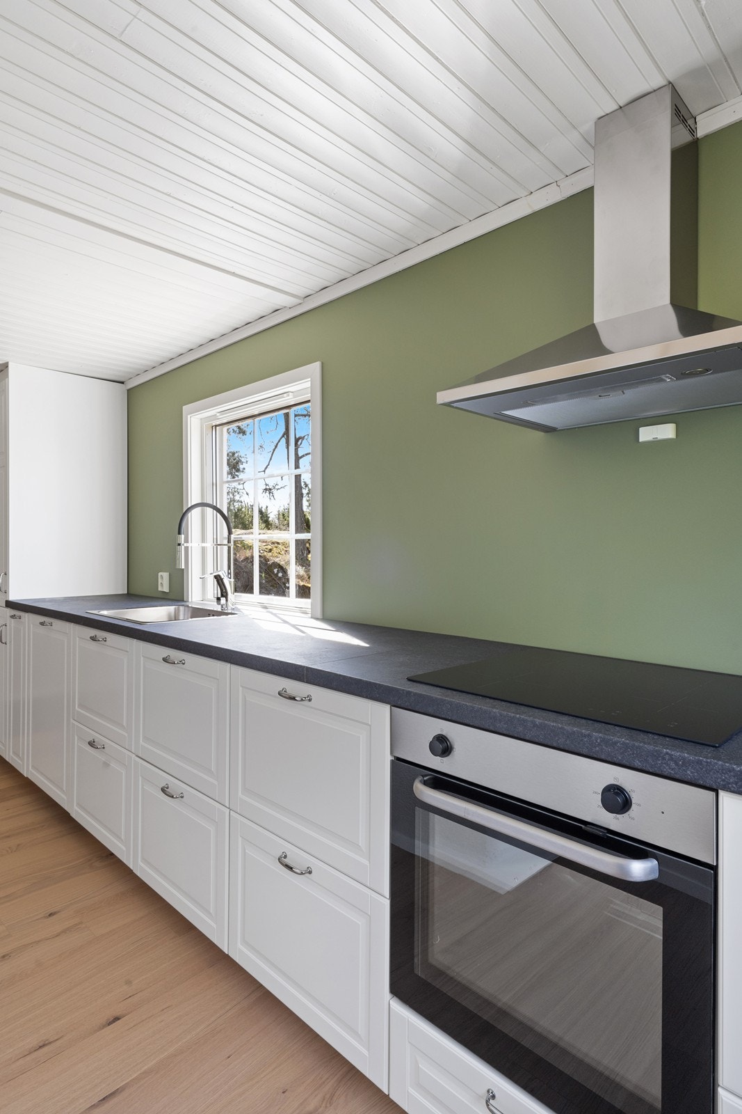 Kjøkkenet er utstyrt med integrert komfyr og platetopp, samt ventilator med avtrekk ut. Galleribilde