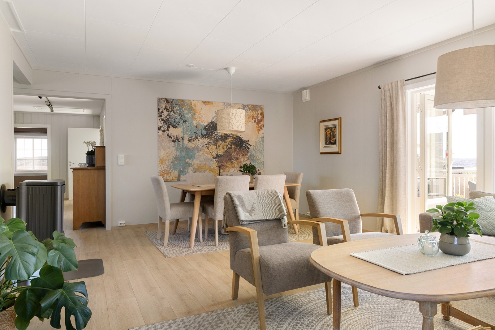 Stuen er naturlig inndelt i ulike soner, og utenfor kjøkkenet samles familien for hyggelige måltider rundt et langbord. Galleribilde