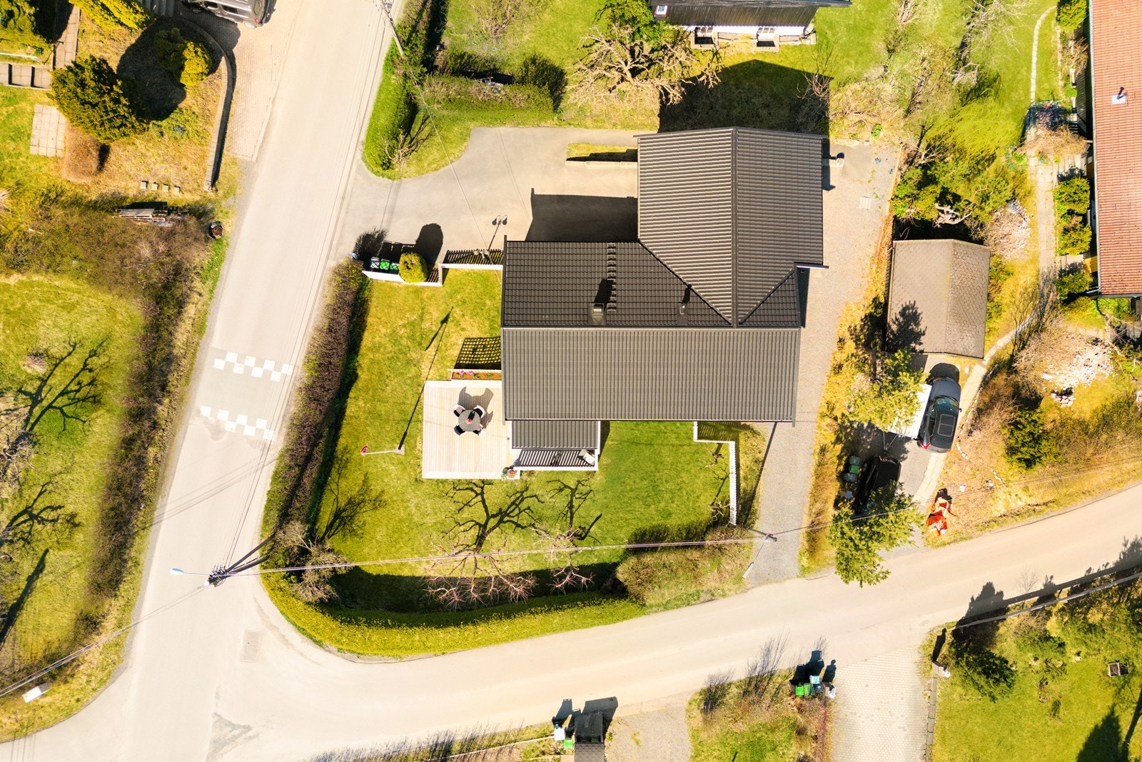 Eneboligen ligger på en flott hjørnetomt med mye boltreplass og god utsikt over nærområdet. Galleribilde
