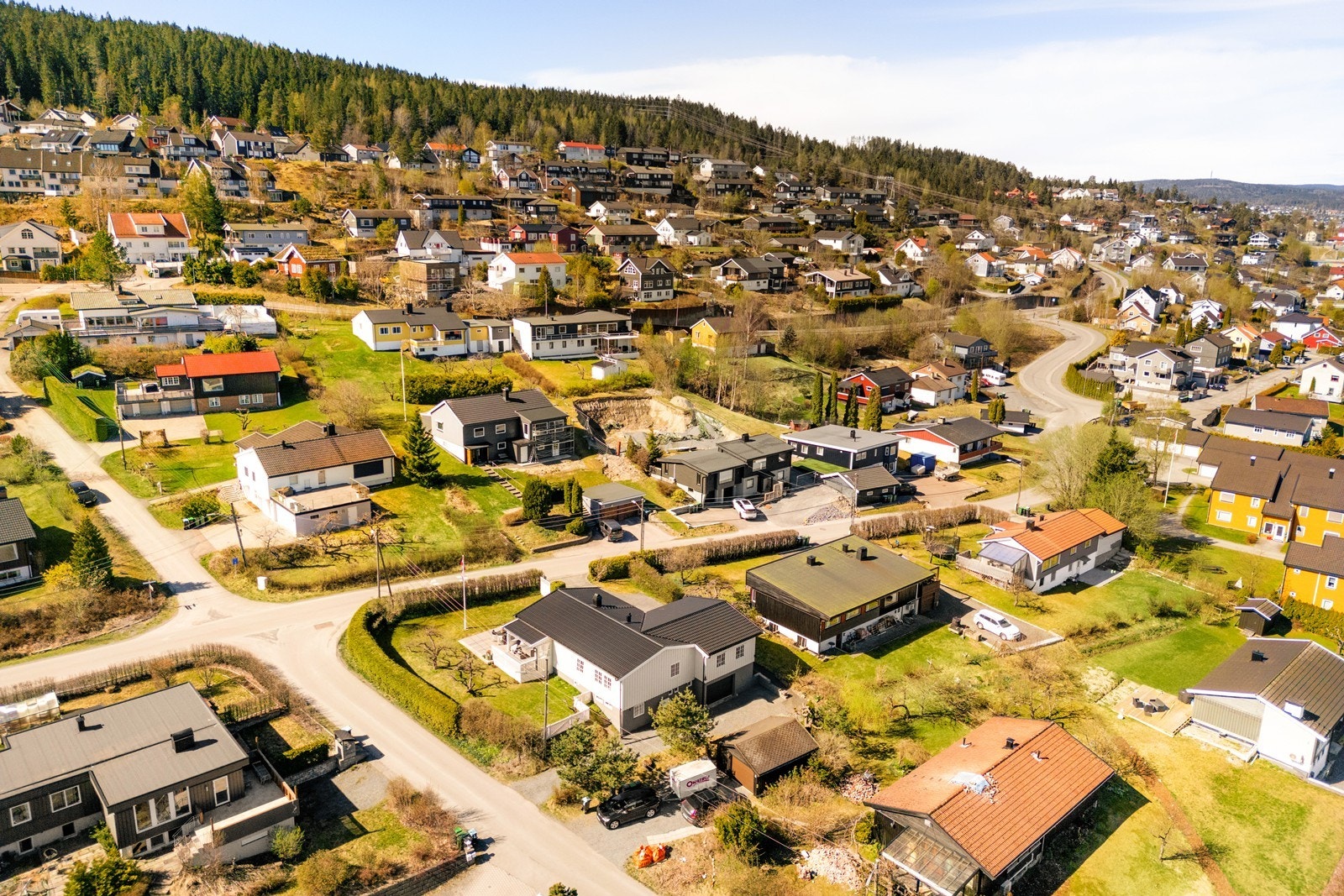 Området er svært barnevennlig, med kort avstand til skoler, barnehager, offentlig kommunikasjon og et rikt utvalg av fasiliteter og servicetilbud. Galleribilde