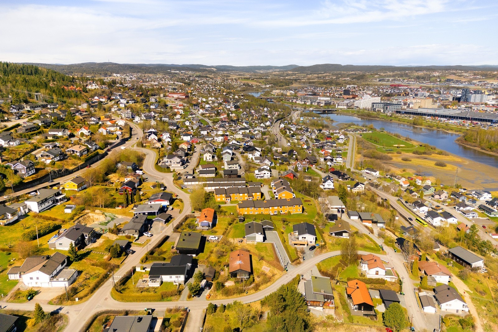 Eneboligen har en attraktiv og meget sentral beliggenhet i Rælingen kommune, mellom Øvre og Nedre Rælingsveg. Galleribilde