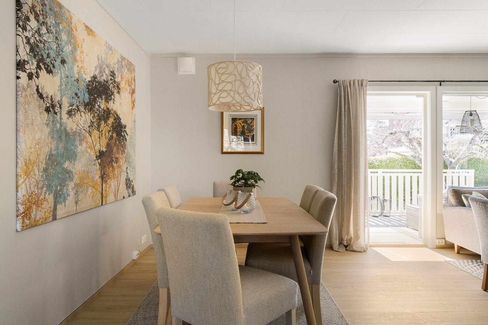 Laminatgulvet kombineres med lysegrå vegger for et delikat uttrykk. Galleribilde